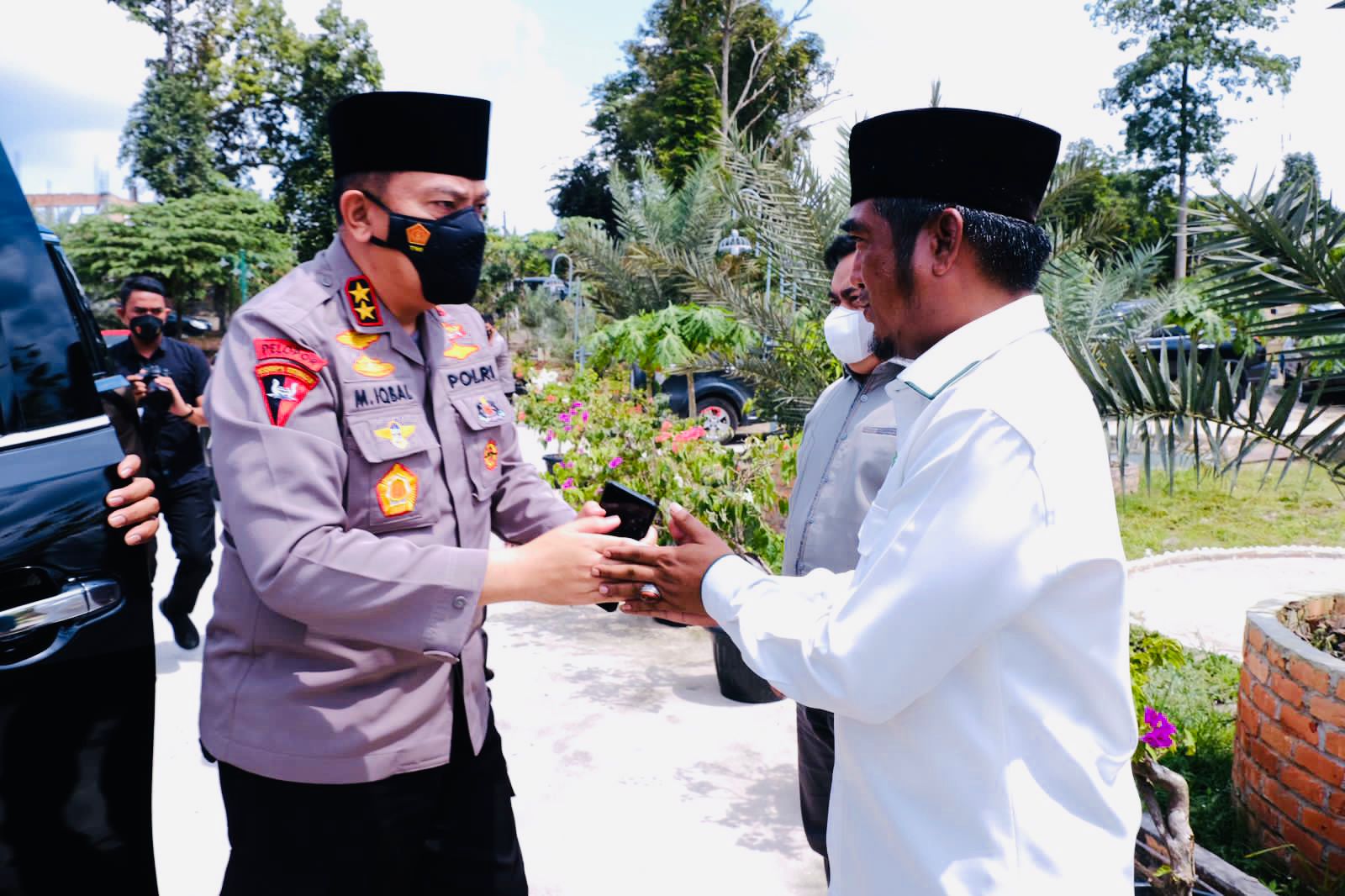 Silaturahmi Bersama Pengurus Wilayah NU Riau, Irjen Iqbal Tanam Kurma dan Salurkan Bantuan